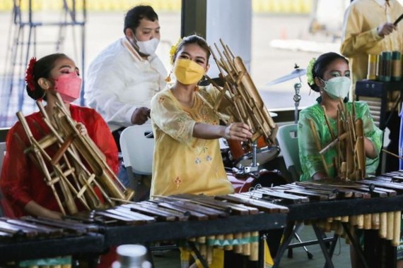 1月24日，在菲律宾马尼拉国际机场，当地艺人进行特色民乐表演。（图：新华社）
