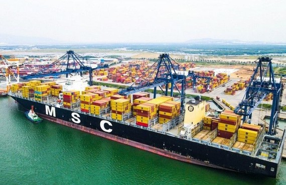 值2023癸卯年春节年初之际， MSC 船行公司的集装箱船抵达西贡港口。