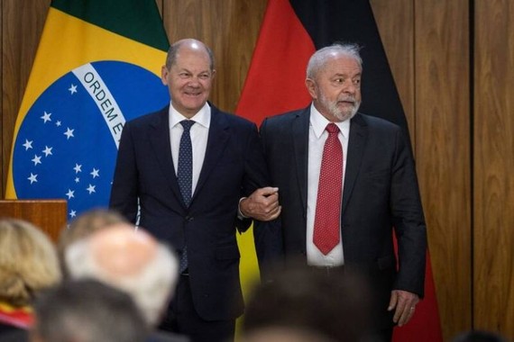 德国总理朔尔茨（左）与巴西总统卢拉。（图：彭博）