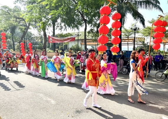 同奈省华人参与边和迎神活动。