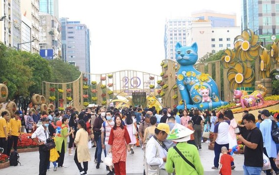 今年春节，阮惠花街迎来约120万人次遊客观光。