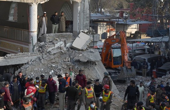 当地时间2023年1月30日，巴基斯坦白沙瓦，中午祈祷期间，当地一座清真寺发生爆炸，重型机械在现场清理倒塌的废墟，寻找被困在废墟下的幸存者。（图：互联网）