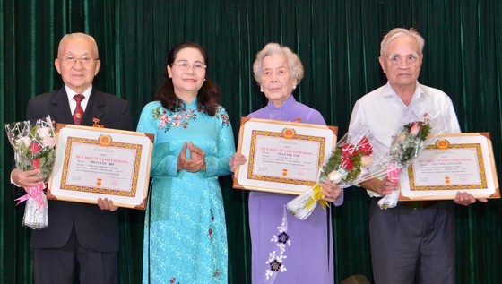 市人民议会主席阮氏丽向平盛郡党员颁授党龄纪念章。