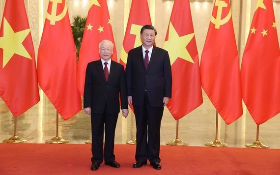 中国总书记、国家主席习近平与越南总书记阮富仲合影。