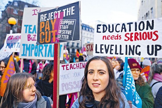 罢工教师1日在伦敦游行，表达对薪酬待遇的不满。（图：互联网）