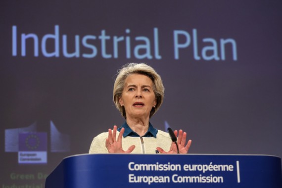 2月1日，欧盟委员会主席冯德莱恩在比利时布鲁塞尔的欧盟委员会总部举行的新闻发布会上宣布了绿色协议产业计划。 （图：彭博社）