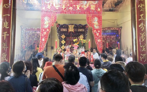 各地华人善信赴鹅贡关帝庙祈福。