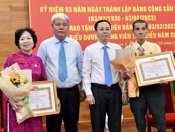 市委副书记阮文孝向第七郡高党龄党员颁授党龄纪念章。