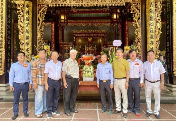 陈裕会长（左四）与各副会长接待阮友协（左五）书记代表团的到访。