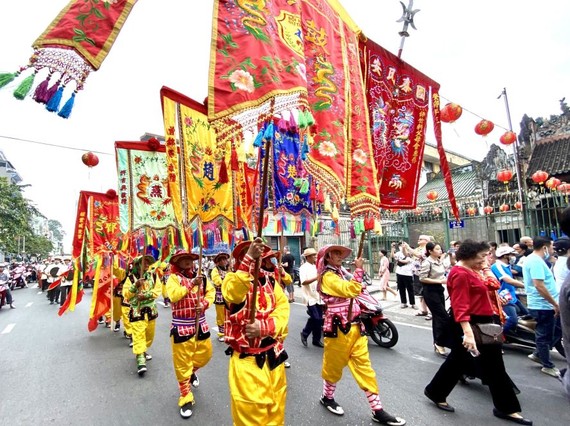 师竹轩大锣鼓队的游行队伍。