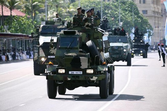 2月4日，斯里兰卡士兵在首都可伦坡参加阅兵仪式，庆祝斯里兰卡独立75周年。（图：互联网）