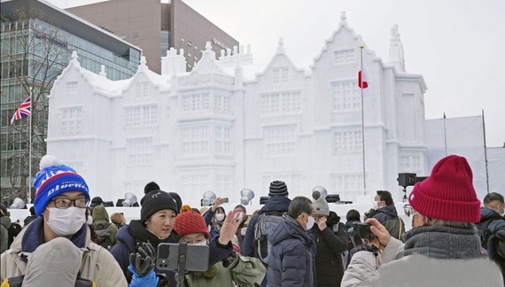 日本约160座冰雪雕像迎客