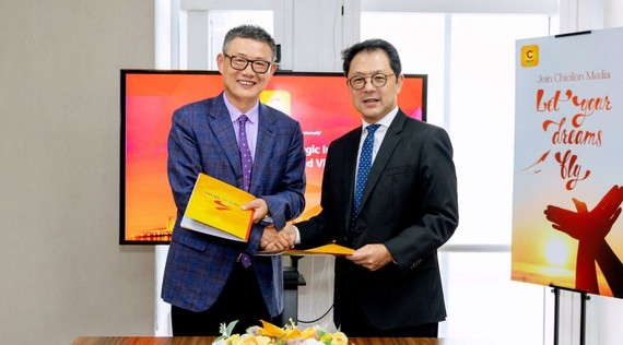 千禧龙董事长郭志锋与VINACAPITAL总经理ANDY HO进行战略投资协议签订仪式。
