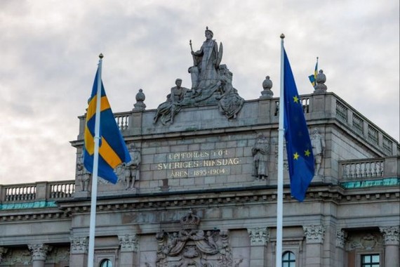 瑞典议会大楼外悬挂瑞典国旗和欧盟旗帜。（图：互联网）