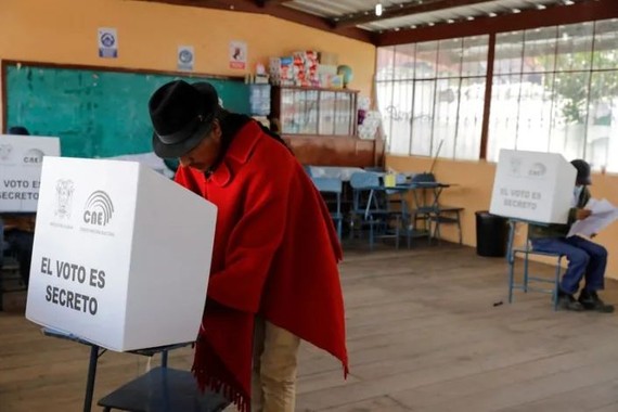 一名厄瓜多尔选民在拉塔昆加的宪法公投和地方选举中投票。（图：互联网）