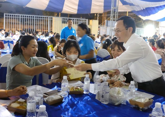 市委副书记阮文孝向各业团团员赠送礼物、红包。