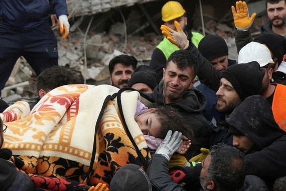 在土耳其迪亞巴克爾一名小女孩從倒塌的建築中獲救。（图：路透社）