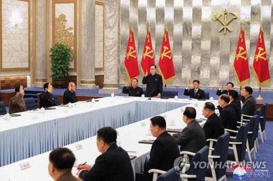 朝中社2月6日报道称，朝鲜劳动党第八届中央委员会第十三次政治局会议前一天在中央委员会总部举行，会议决定于本月下旬召开中央委员会全体会议。 （图：韩联社/朝中社）