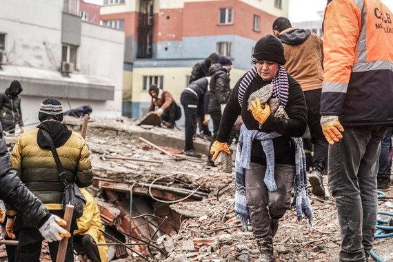 土耳其加济安泰普，民众在震后自发参与救援行动，他们在坍塌的废墟中徒手搬运碎石，寻找被困幸存者。（图：AP）