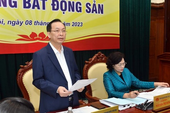 国家银行副行长陶明秀（左）在会议上发言。（图：NLĐ）