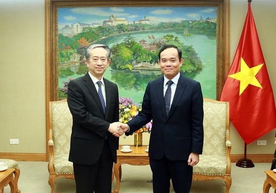 政府副总理陈留光（右）接见中国驻越南特命全权大使熊波。