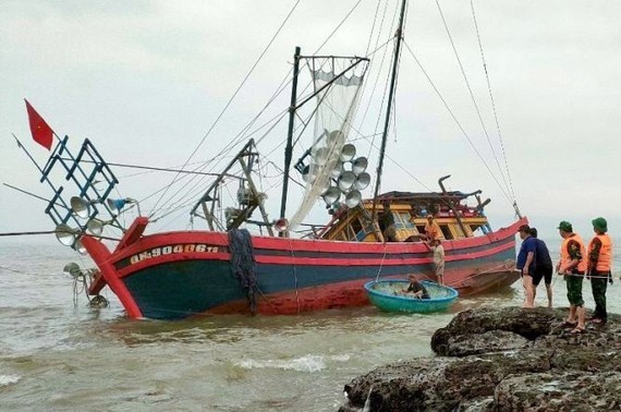 QNa 90406 TS号渔船触礁搁浅现场。（图：越通社）