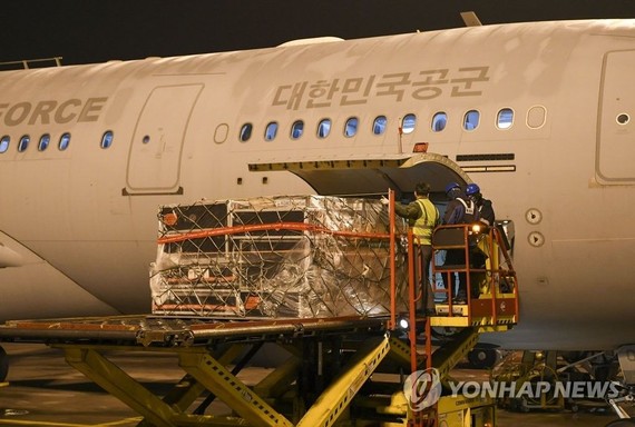 2月7日，在仁川国际机场，KC-330运输机在装载救援物资。（图：韩联社）