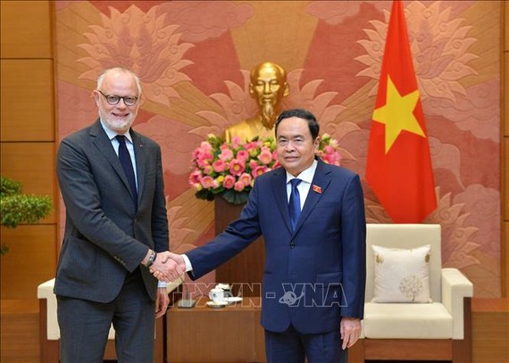 国会常务副主席陈清敏（右）接见法国原总理爱德华‧菲力普。（图：越通社）