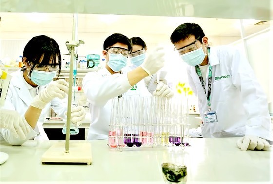 市国立大学所属国际大学生物技术专业学生在实验室实行。