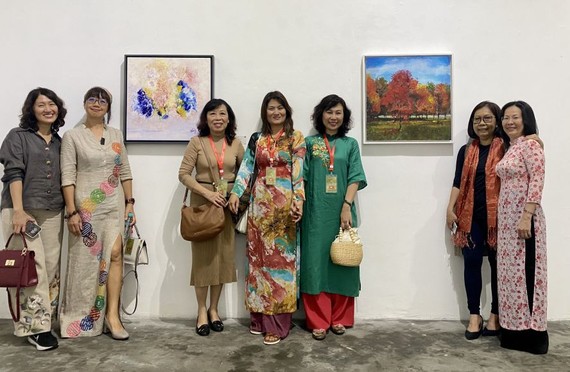 华人年轻女画家李晓云(右四)参加国际艺人艺术展。