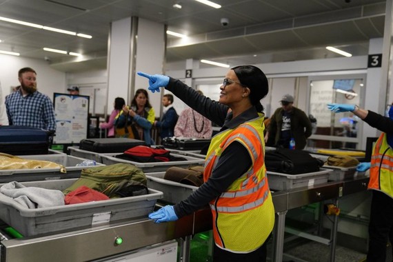 机场负责检查随身行李的联邦运输安全局工作人员。（图：AP）