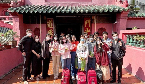 华人讲师陈志明（左一）与大学生参观玉皇殿。