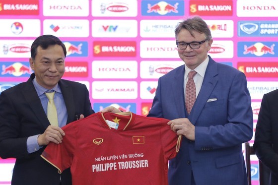 越南男国足新主教练正式亮相