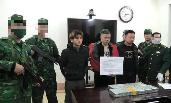 被抓获的3名毒贩及毒品物证。（图：忠勇）