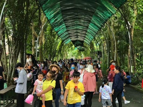 西贡动物园每到周末都人山人海。