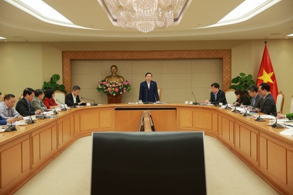 政府副总理陈红河（中）主持会议。（图：PetroTimes）