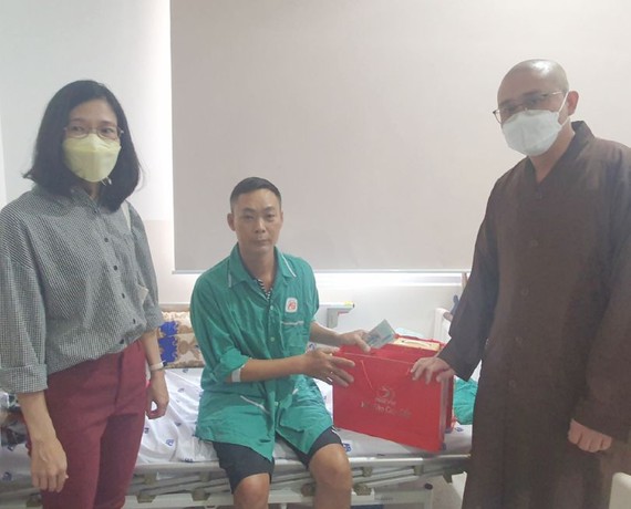 黎阮芳娥主席与释通振法师向黄玉洲病人赠送现金及补品。