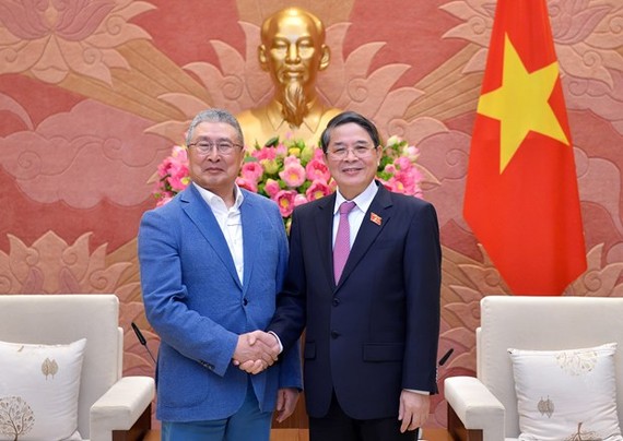国会副主席阮德海（右）接见韩国与越南友好协会主席李信杰。（图：国会）