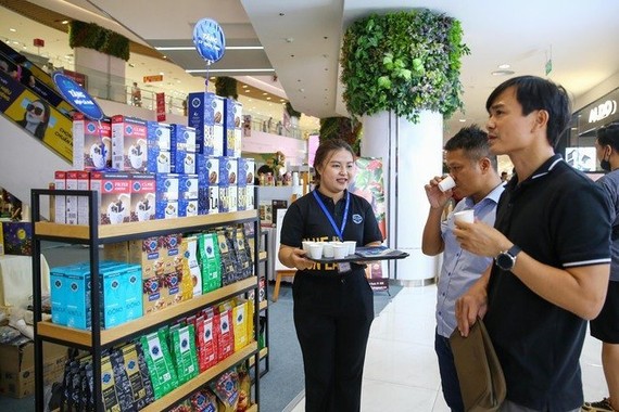 市民在咖啡展览品尝越南咖啡。（图：劳动者报）