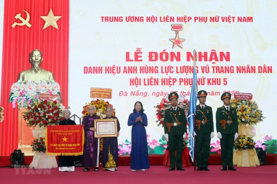 第五军区妇联会迎接人民武装力量英雄称号仪式。（图：越通社）