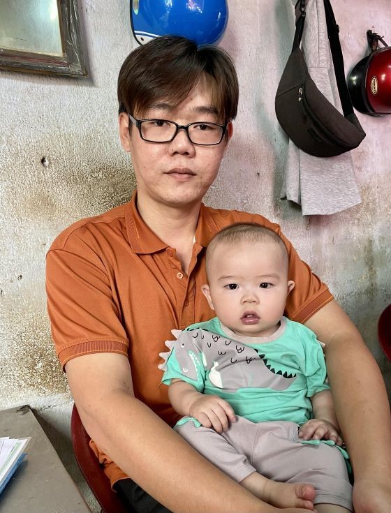 陈志满抱着正待施手术的儿子陈镇凯。