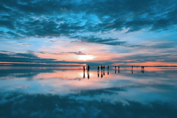 乌尤尼盐滩是世界上最大的自然镜子。