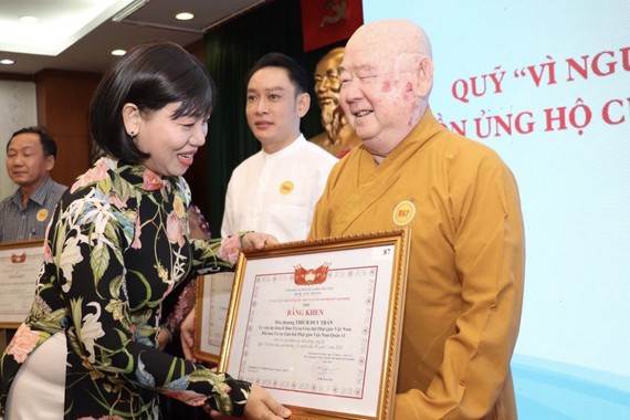越南佛教教会理事会候补委员、第十一郡佛教副会长莲华寺住持释惟镇法师获表彰。