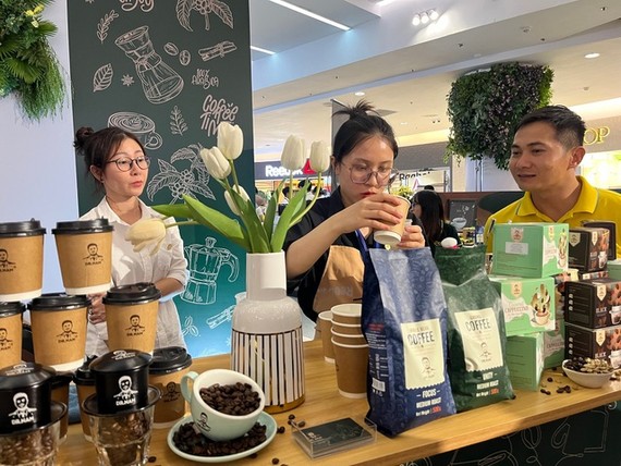 一家公司在“推崇越南咖啡”计划展示咖啡产品。