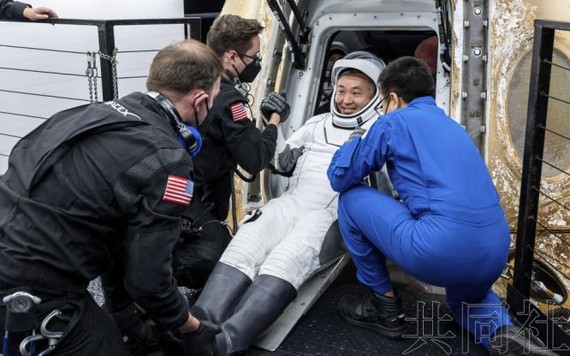 3月11日，日本宇航员若田光一在美国佛罗里达州海域的船上从龙飞船中被抬出。（图：共同社）