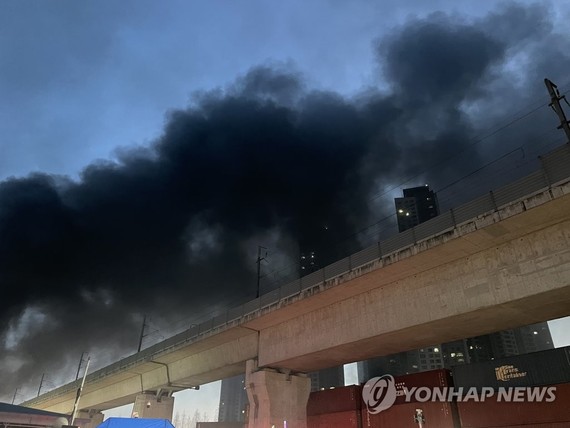 3月12日，位于大田市大德区的韩泰轮胎工厂发生火灾。图为火灾现场。 （图：韩联社）