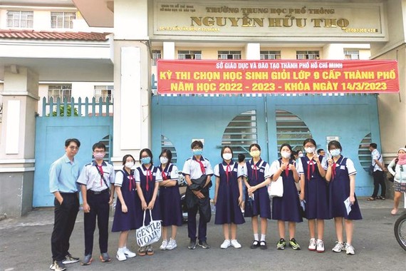 文朗学校10名学生参加中文科考试。