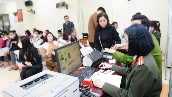 河内市公安厅出入境管理科干部为民众处理晶片护照申办卷宗。
