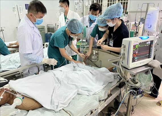 市大水镬医院专家小组在广南北面区域全科医院支援肉毒杆菌病治疗工作。（图：越通社）