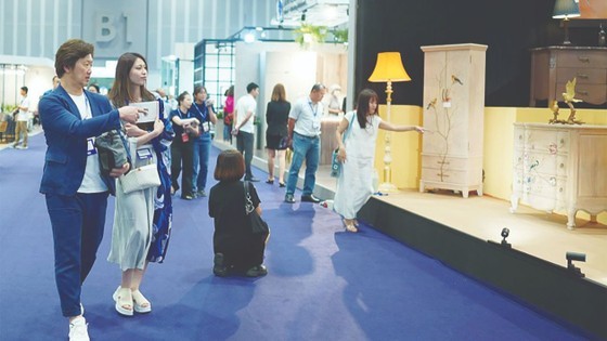 客人参观在本市举办的木器与家具出口博览会。